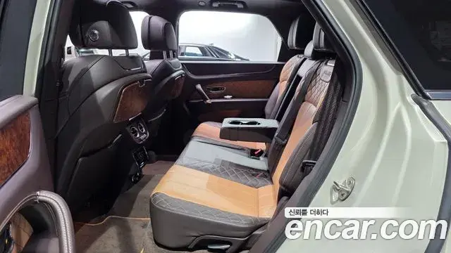 Bentley Bentayga 2018 — ფოტო 12/20