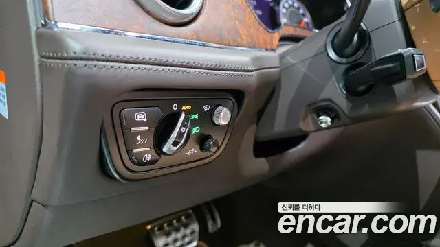 Bentley Bentayga 2018 — ფოტო 14/20