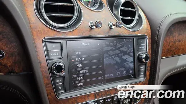 Bentley Bentayga 2018 — ფოტო 16/20