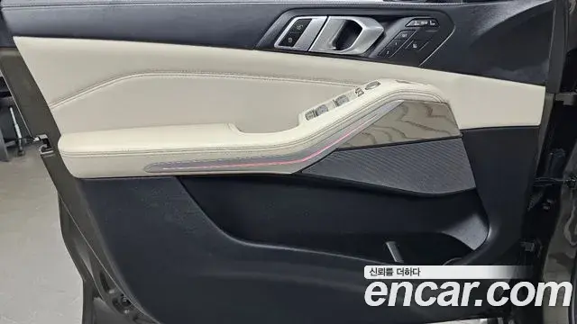 BMW X7 2023 — Photo 28/31