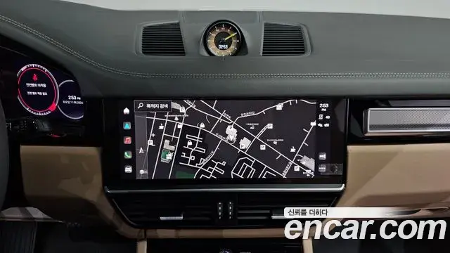 Porsche Cayenne 2023 — Photo 2/33