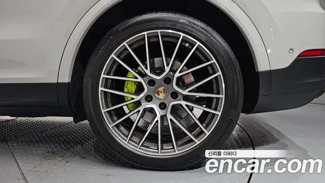 Porsche Cayenne 2023 — Photo 24/33