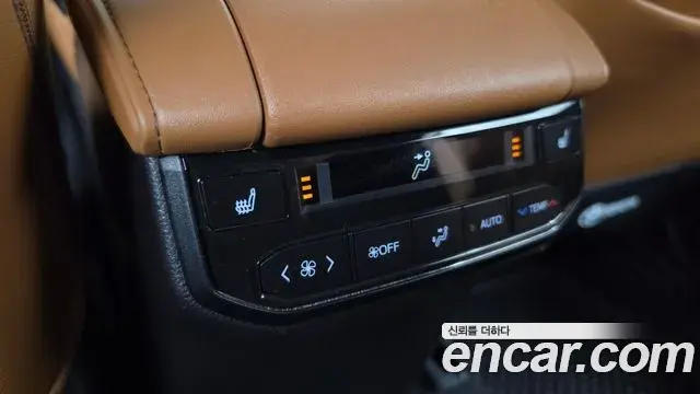 Toyota Highlander 2025 — ფოტო 27/35