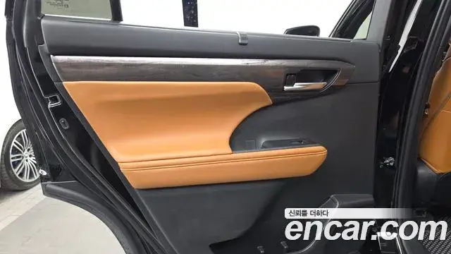 Toyota Highlander 2025 — ფოტო 30/35