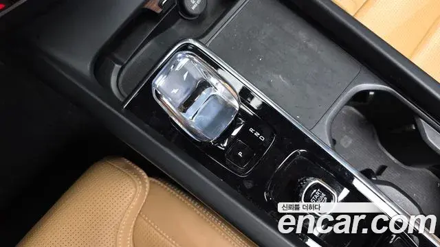 Volvo XC60 2023 — Photo 18/34