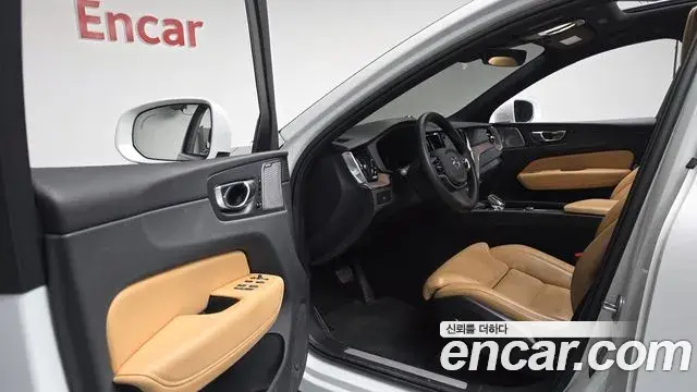Volvo XC60 2023 — Photo 14/34