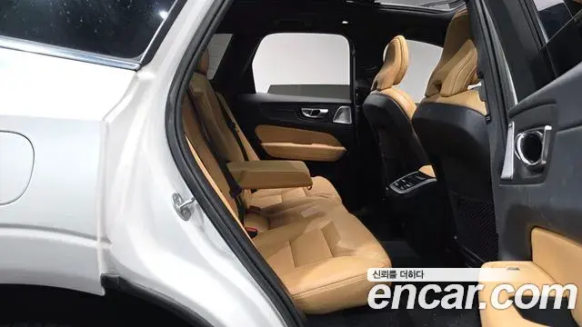 Volvo XC60 2023 — Photo 22/34