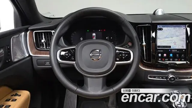 Volvo XC60 2023 — Photo 25/34