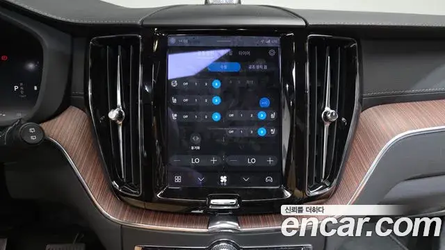 Volvo XC60 2023 — Photo 13/34