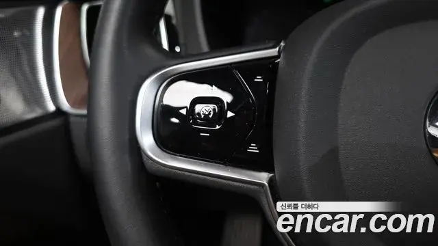 Volvo XC60 2023 — Photo 10/34