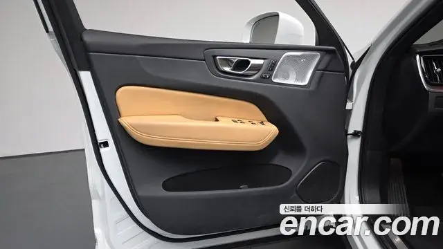 Volvo XC60 2023 — Photo 7/34