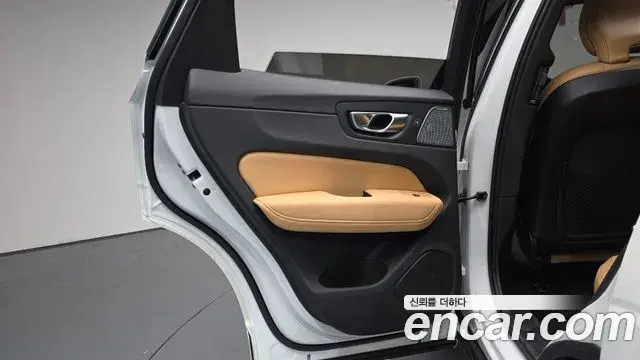 Volvo XC60 2023 — Photo 31/34