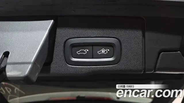 Volvo XC60 2023 — Photo 23/34