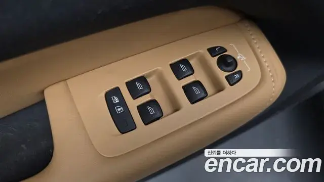Volvo XC60 2023 — Photo 32/34
