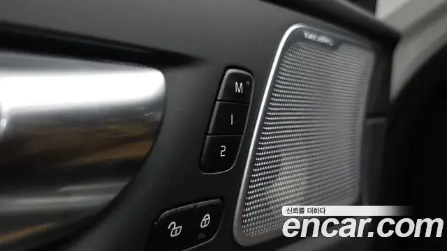 Volvo XC60 2023 — Photo 19/34