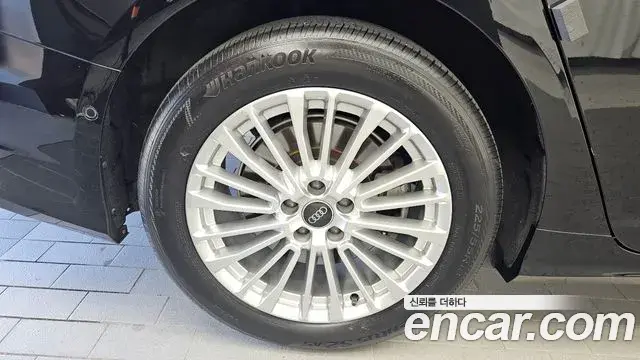 Audi A6 2021 — ფოტო 30/33