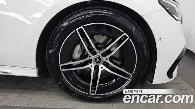 Mercedes-Benz E-Class 2026 — Photo 17/35