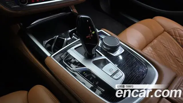 BMW 7 Series 2022 — ფოტო 33/36
