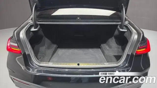 BMW 7 Series 2022 — ფოტო 35/36