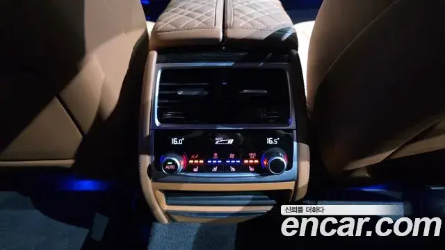 BMW 7 Series 2022 — ფოტო 18/36