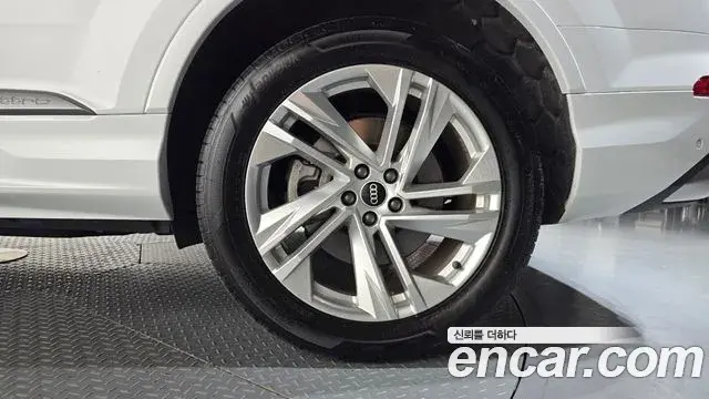 Audi Q7 2022 — Şəkil 19/33