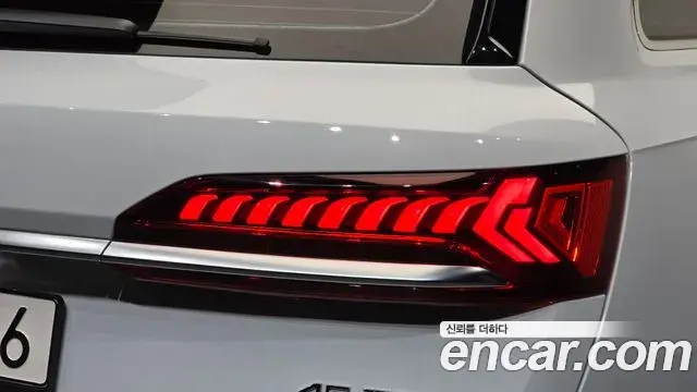 Audi Q7 2022 — Şəkil 8/33