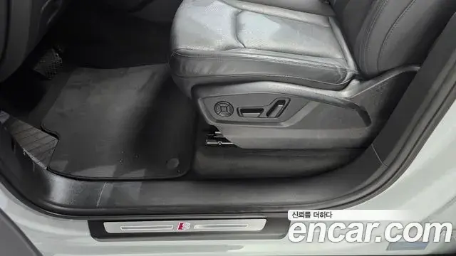 Audi Q7 2022 — Şəkil 16/33