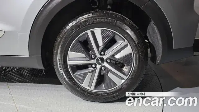 Kia Niro 2021 — Şəkil 28/33