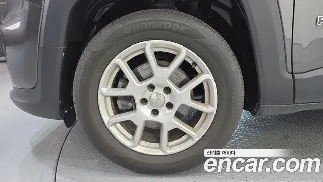 Jeep Renegade 2021 — ფოტო 17/20