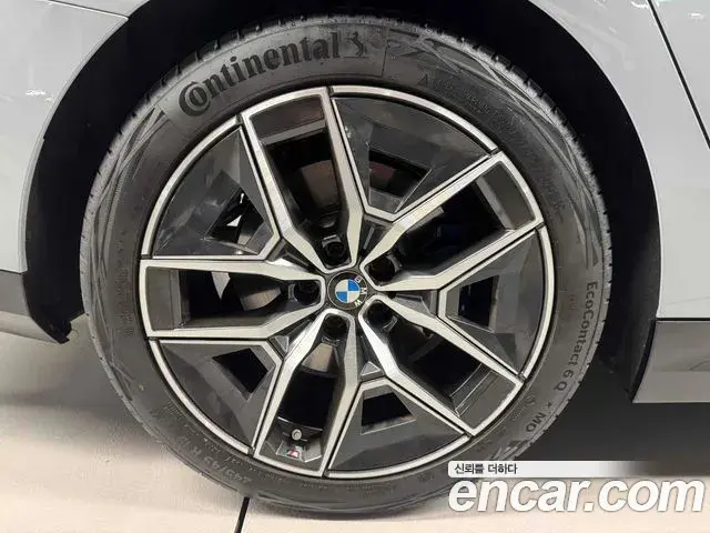 BMW 5 Series 2025 — Фото 14/15
