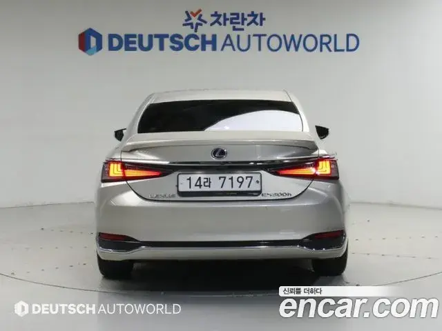 Lexus ES300h 2019 — Photo 3/20