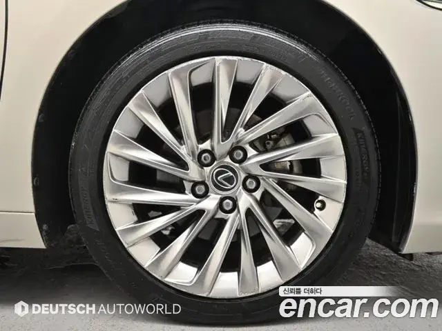 Lexus ES300h 2019 — Photo 4/20