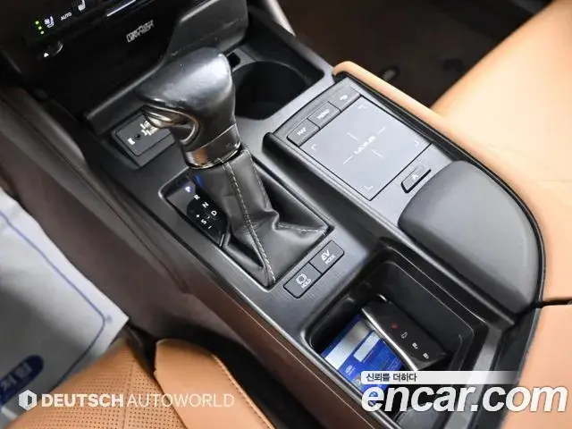 Lexus ES300h 2019 — Photo 7/20