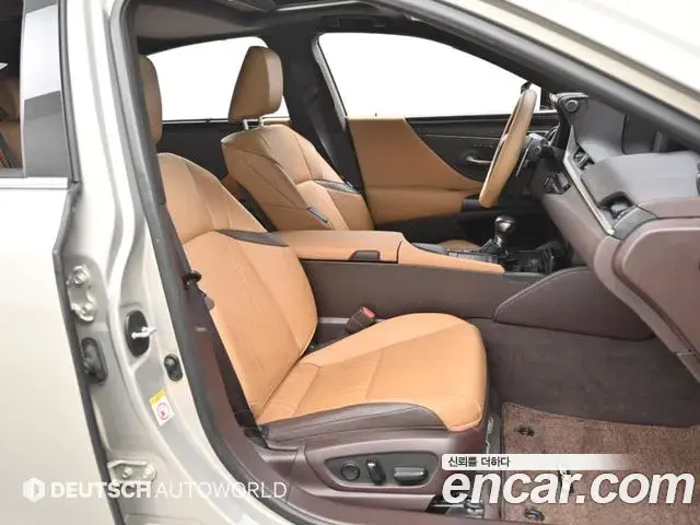 Lexus ES300h 2019 — Photo 8/20