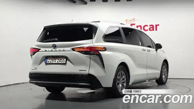 Toyota Sienna 2025 — Фото 1/20
