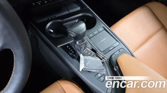 Lexus UX250h 2019 — ფოტო 23/32