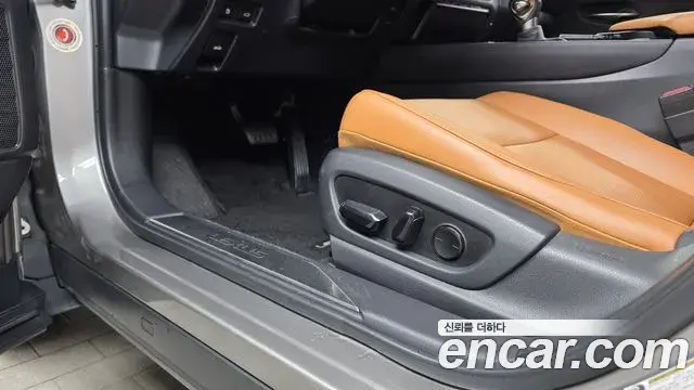 Lexus UX250h 2019 — ფოტო 17/32