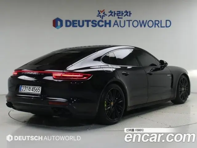 Porsche Panamera 2020 — Фото 1/20