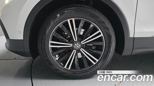 Volkswagen Tiguan 2021 — ფოტო 14/34