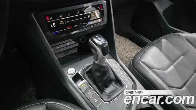 Volkswagen Tiguan 2021 — ფოტო 20/34