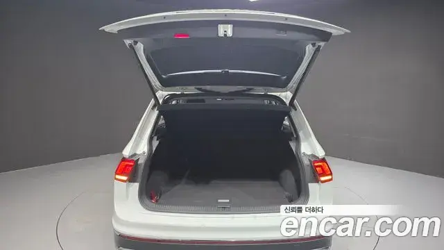 Volkswagen Tiguan 2021 — ფოტო 18/34