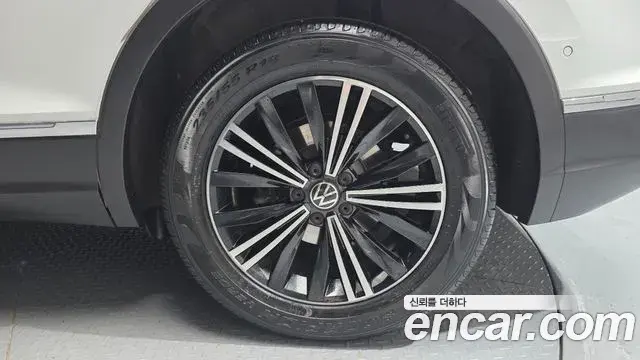 Volkswagen Tiguan 2021 — ფოტო 25/34