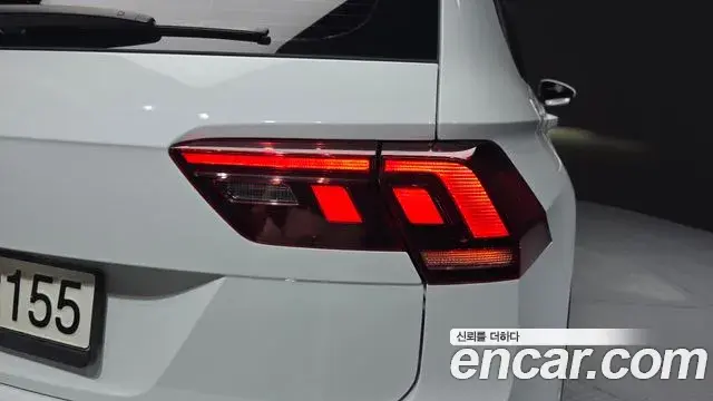 Volkswagen Tiguan 2021 — ფოტო 32/34