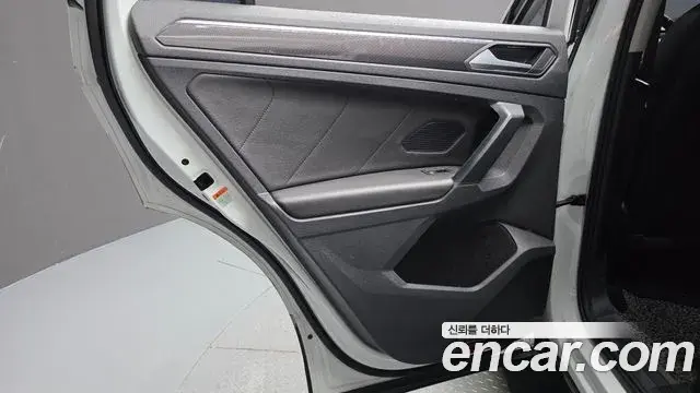 Volkswagen Tiguan 2021 — ფოტო 30/34