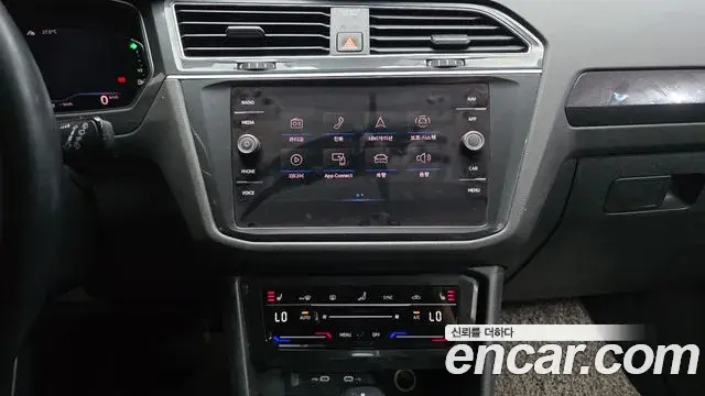 Volkswagen Tiguan 2021 — ფოტო 24/34