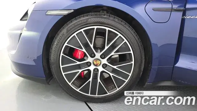 Porsche Taycan 2021 — Photo 23/41