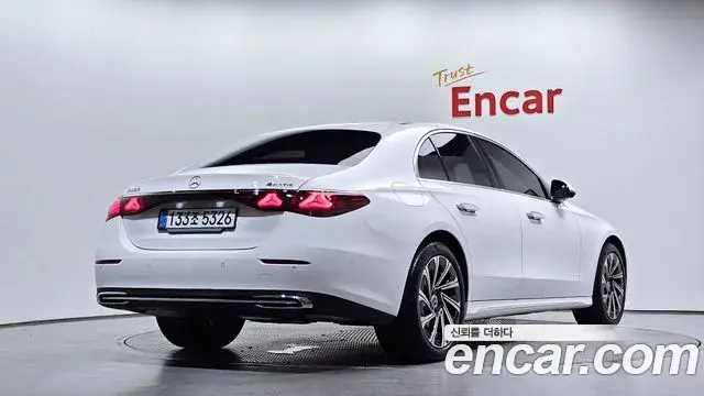 Mercedes-Benz E-Class 2025 — Photo 2/20