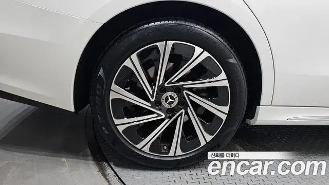 Mercedes-Benz E-Class 2025 — Photo 5/20