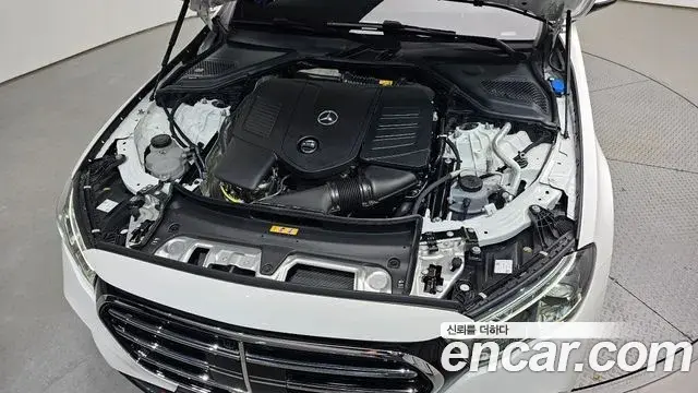 Mercedes-Benz E-Class 2025 — Photo 6/20