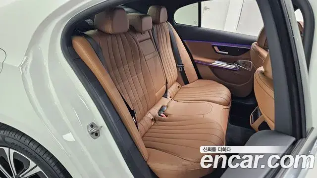Mercedes-Benz E-Class 2025 — Photo 11/20